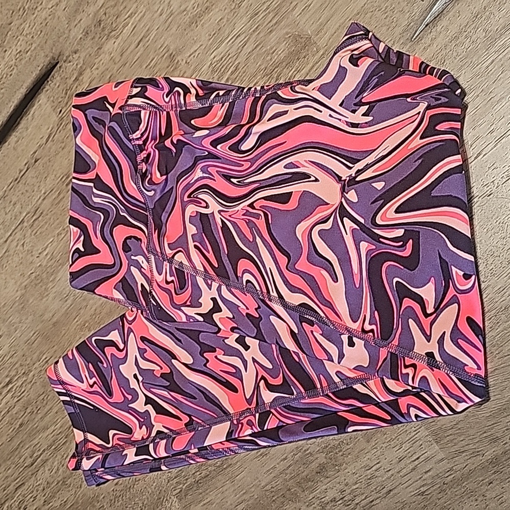 Under Armour No Slip Waistband Leggings Color Pinks and Purples Size Large 12-14